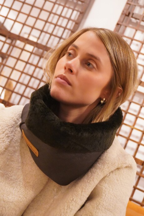 Simple Warm Neck Chocolate / Chocolate