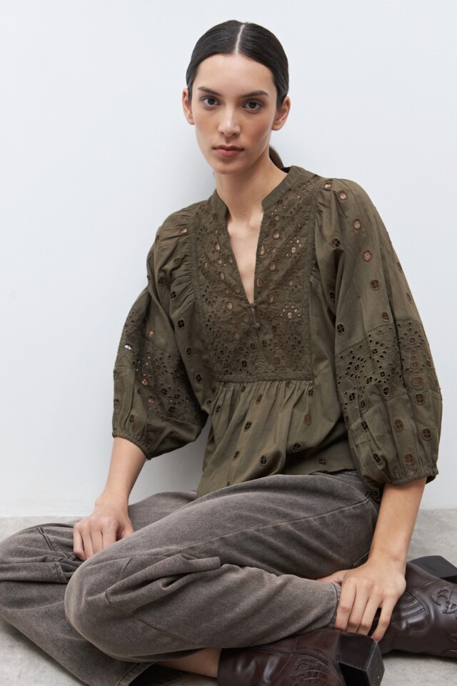 Blusa bordada con broderie verde oliva