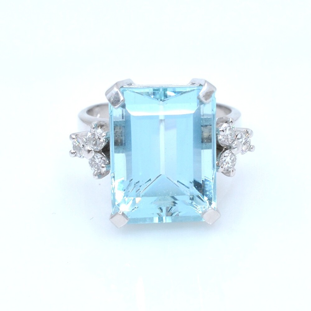 Anillo en platino, aguamarina central y brillantes. Anillo en platino, aguamarina central y brillantes.