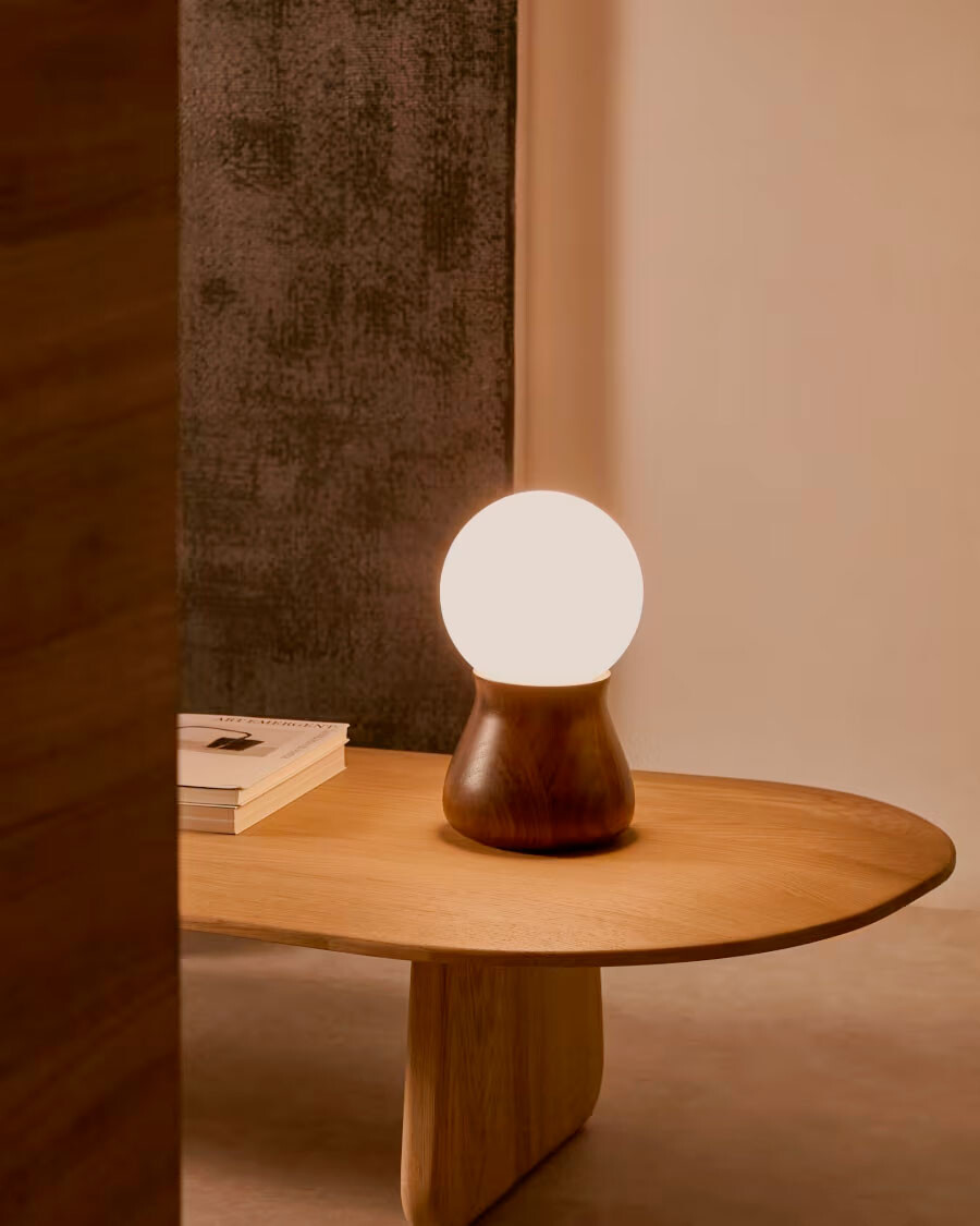 Lámpara de mesa Okeni de madera de nogal y cristal