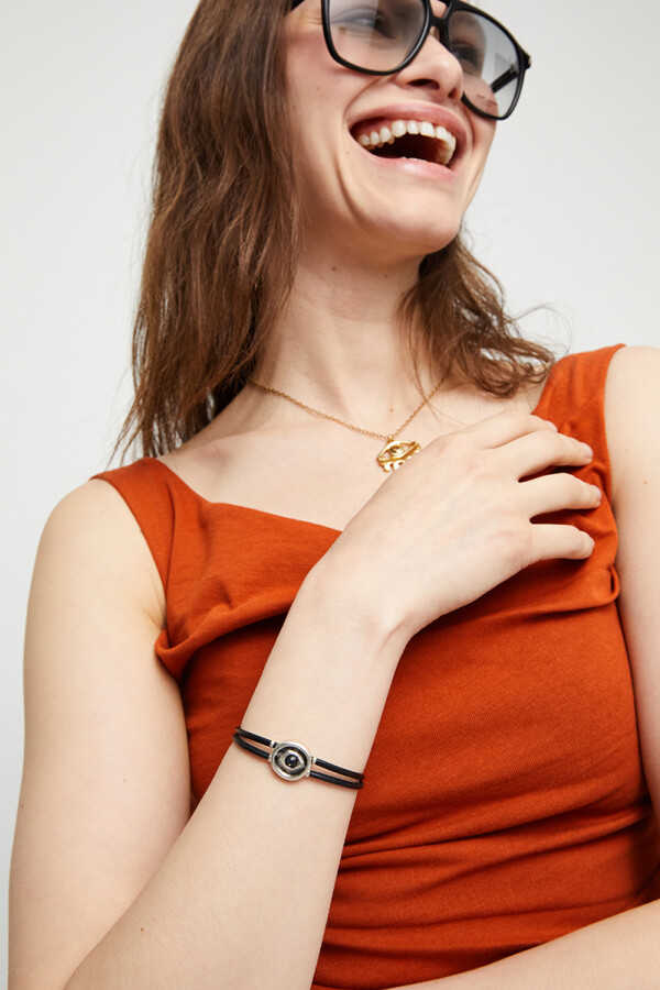 PULSERA DE CUERO DOBLE NEGRO CON DETALLE DE OJO EN ALEACIÓN DE METALES BAÑADO EN PLATA Y CRISTAL Pulsera