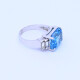 Anillo oro 18k blanco con topacio azul central y 4 brillantes baguette. Anillo oro 18k blanco con topacio azul central y 4 brillantes baguette.
