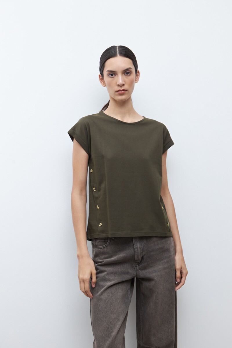 Remera con botones verde oliva