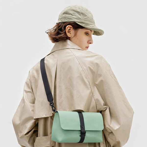 Bandolera Gastón Luga 1,9L Impermeable Con Correa Ajustable Verde 1