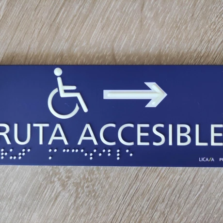 Señalética Ruta Accesible en Braille y Altorrelieve DERECHA