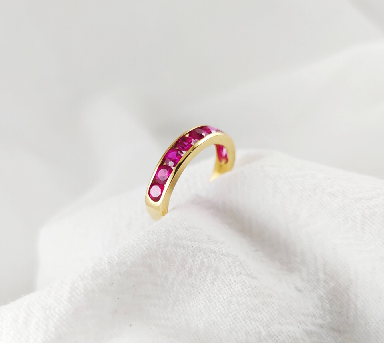 Anillo Medio Sin Fin en 18k con rubies 