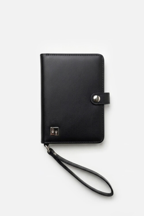 Billetera con compartimento para pasaporte y strap negro
