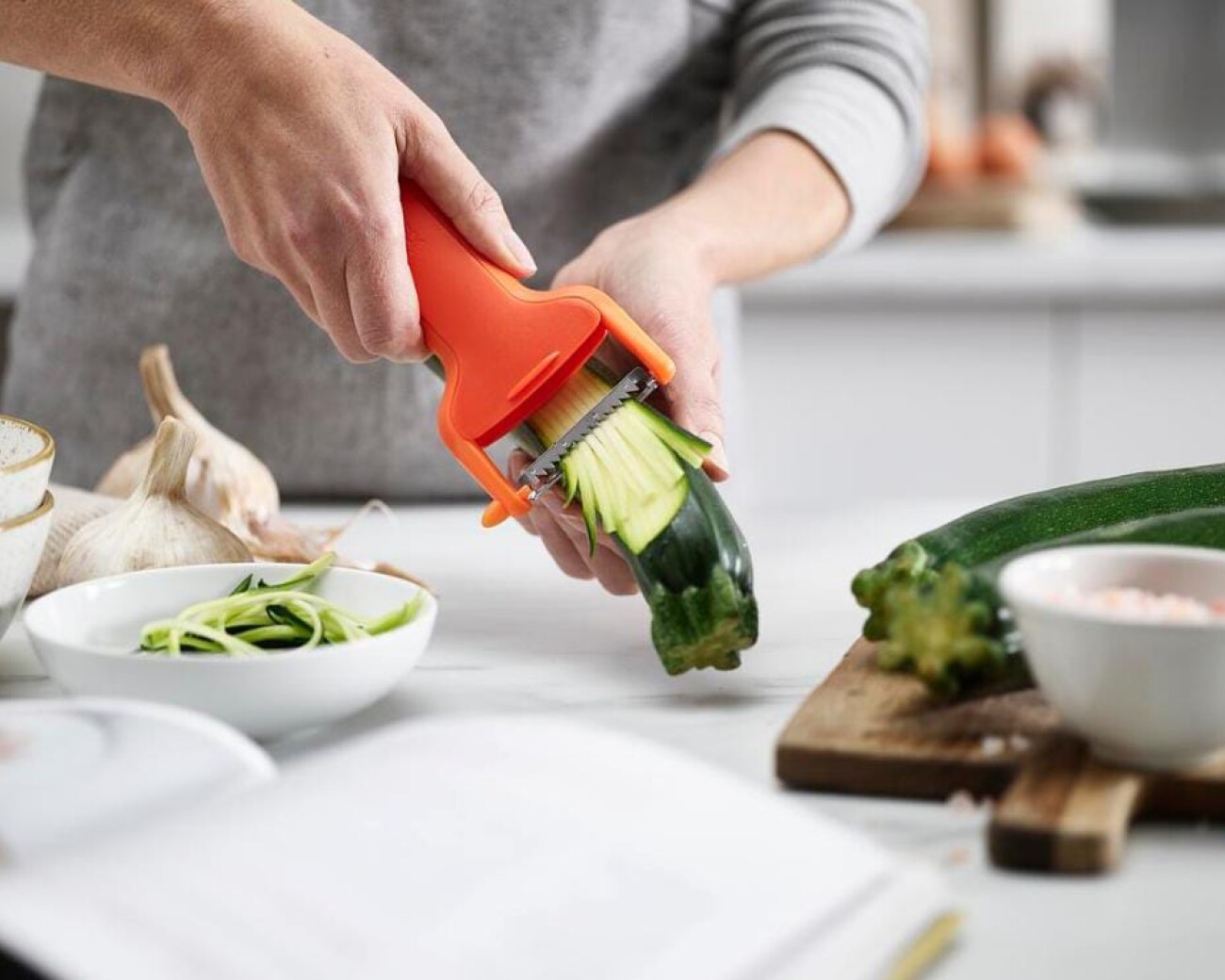 Cortador en juliana SafeStore™ con protector integrado (naranja) Cortador en juliana SafeStore™ con protector integrado (naranja)