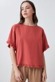 Blusa con volados lacre