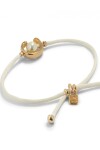 PULSERA DE HILO CREMA CON PERLA SHELL FORNITURA BAÑADA EN ORO 18K. Pulsera