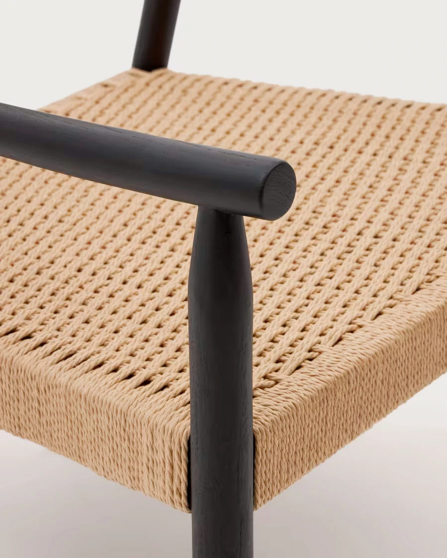 Butaca Yalia de madera maciza roble FSC 100% acabado negro y asiento de cuerda de papel