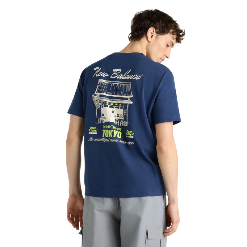 Remera New Balance Grab a Bite Tokyo Hombre MT62D8CENNY Azul
