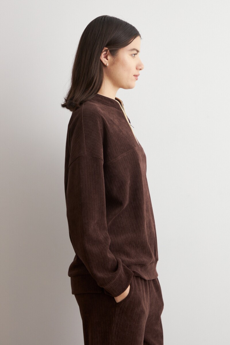Sweater acanalado con cierre chocolate