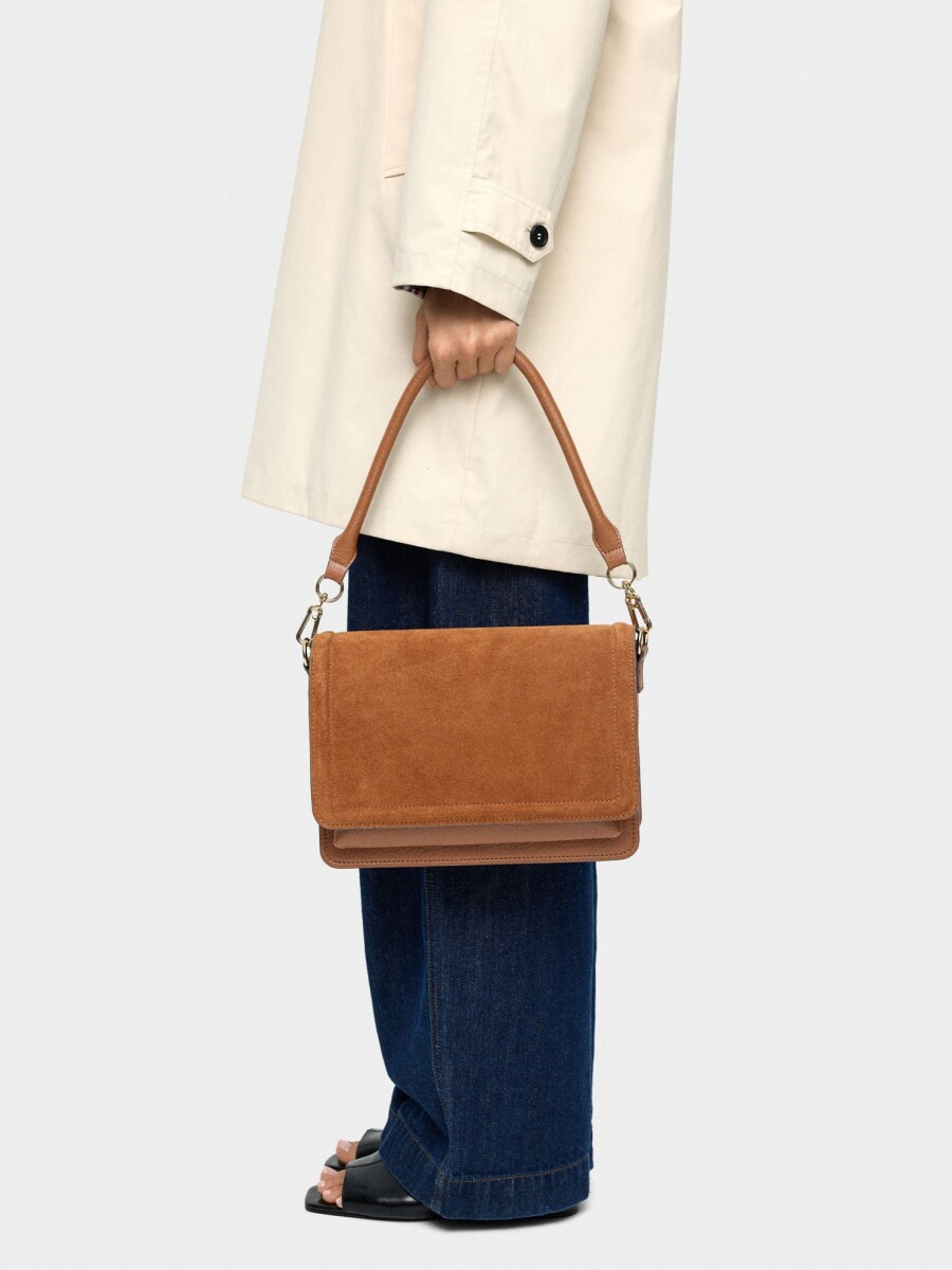 Bolso Bandolera Con Solapa Y Detalles De Piel camel