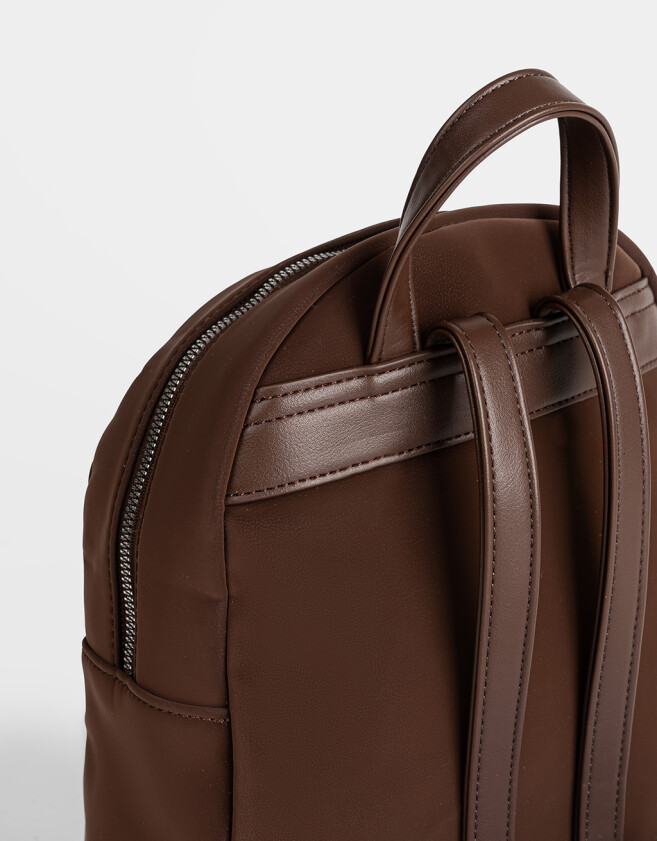 Mochilas Urbanas Mochila De Cuerina Con Charm - Marron Oscuro