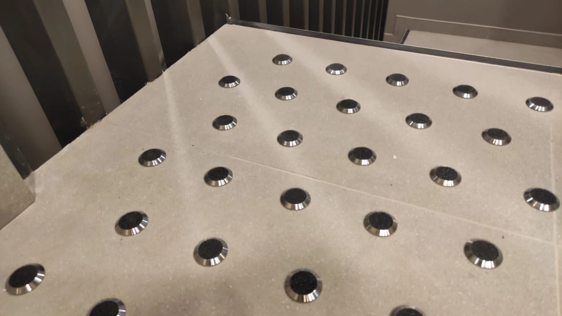 Botón Podotáctil Acero Inoxidable CARBORUNDUM con VÁSTAGO 