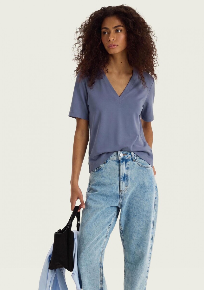 CAMISETA MANGA CORTA CON CUELLO EN V - VIOLETA 