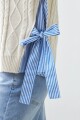 Sweater con camisa rayada beige claro