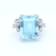 Anillo en platino, aguamarina central y brillantes. Anillo en platino, aguamarina central y brillantes.