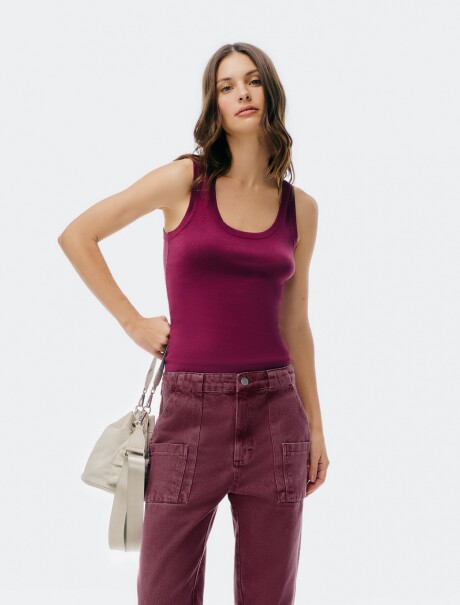 MUSCULOSA CUELLO EN U EN TELA ACANALADA VIOLETA