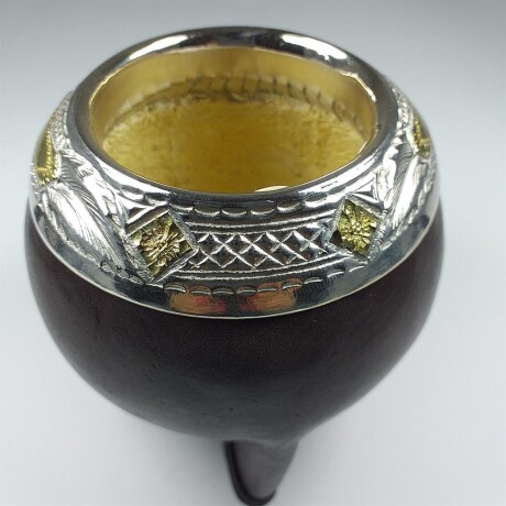 Mate tipo porongo forrado en cuero con virola de plata y oro. Mate tipo porongo forrado en cuero con virola de plata y oro.