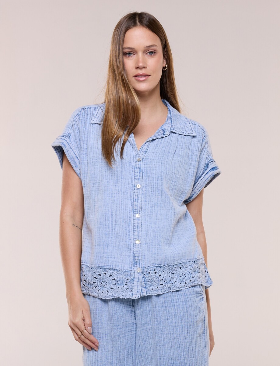Blusa Textura Denim Detalle Crochet - Jean Claro 