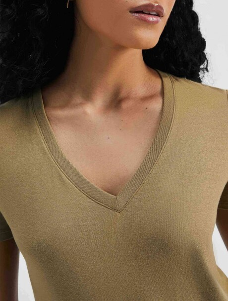 CAMISETA BÁSICA MANGA CORTA CUELLO EN V VERDE
