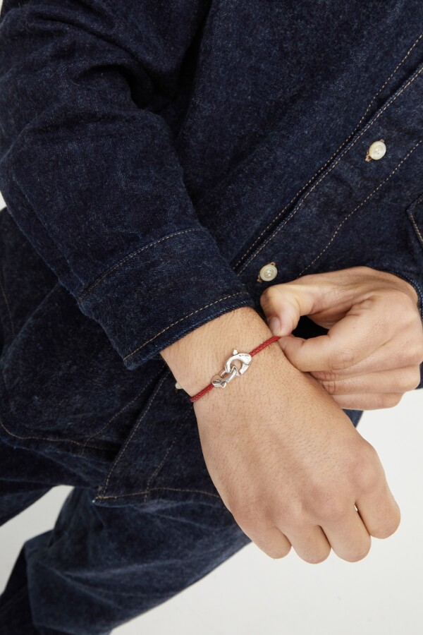 PULSERA DE CUERO ROJO CON MOSQUETÓN ENTRELAZADO BAÑADO EN PLATA Pulsera
