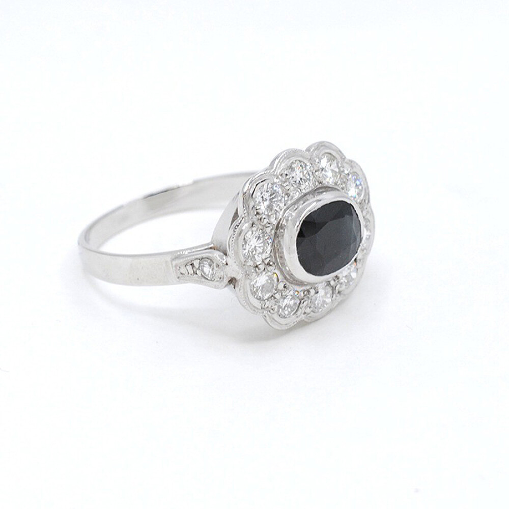 Anillo En Platino, Zafiro Oval Y Brillantes Anillo En Platino, Zafiro Oval Y Brillantes