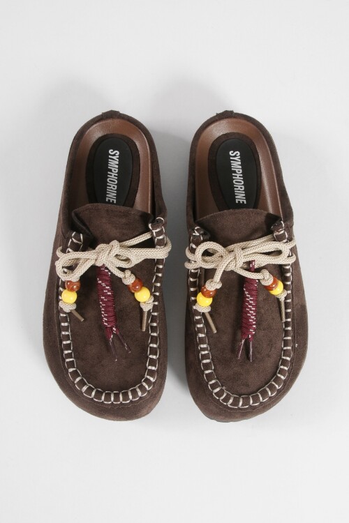 Mocasines con mostacillas marrón