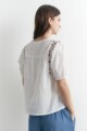 Blusa con bordados blanco