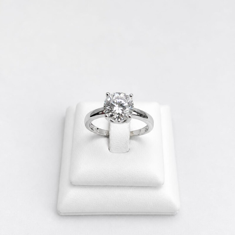 Anillo solitario con Zirconia grande engarce en cuatro puntas Anillo solitario con Zirconia grande engarce en cuatro puntas