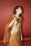 Using Dress Dorado Fuerte