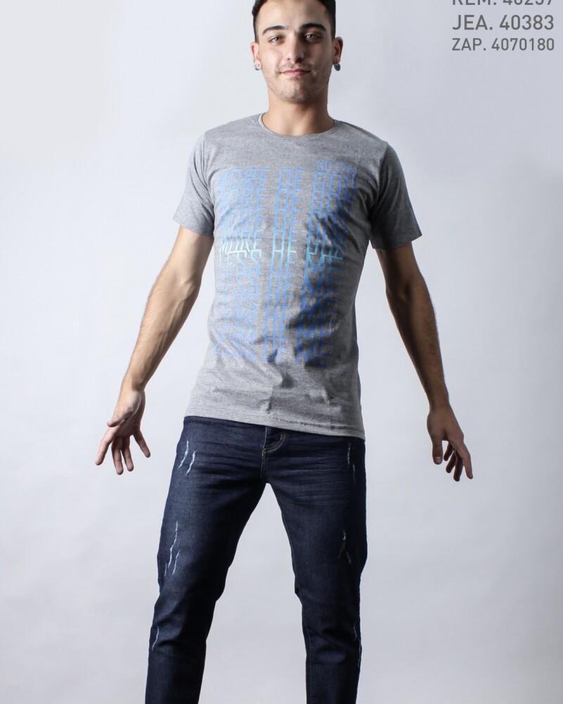 Remera More Of God Less Of Me GRIS