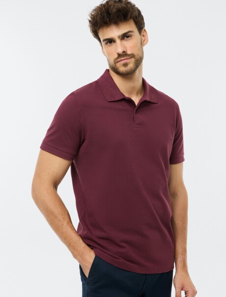 CAMISETA BÁSICA CON CUELLO BORDEAUX