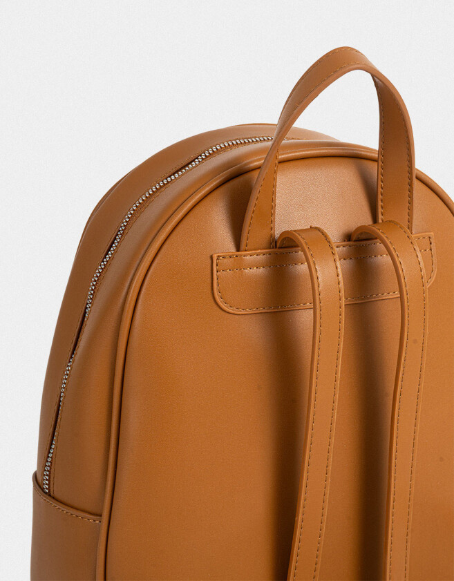 Mochilas Urbanas Mochila Calada Con Charm - Marron Camel