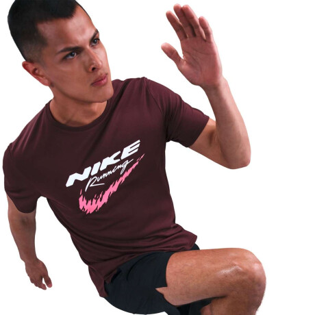 Remera Nike Dri Fit Uv Rn Enrgy Miler Manga Corta de Hombre Rojo
