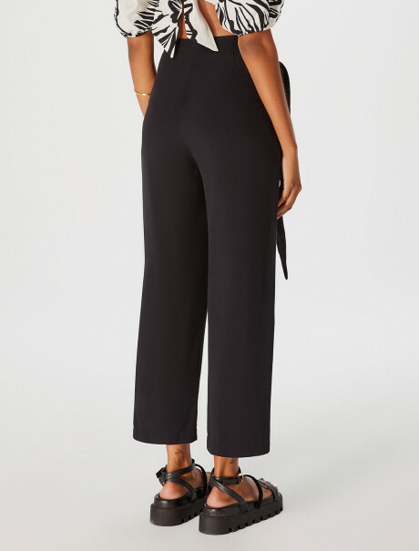PANTALÓN CON LAZO NEGRO