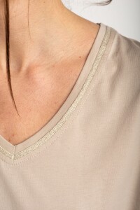 Remera Escote V Algodón Nude