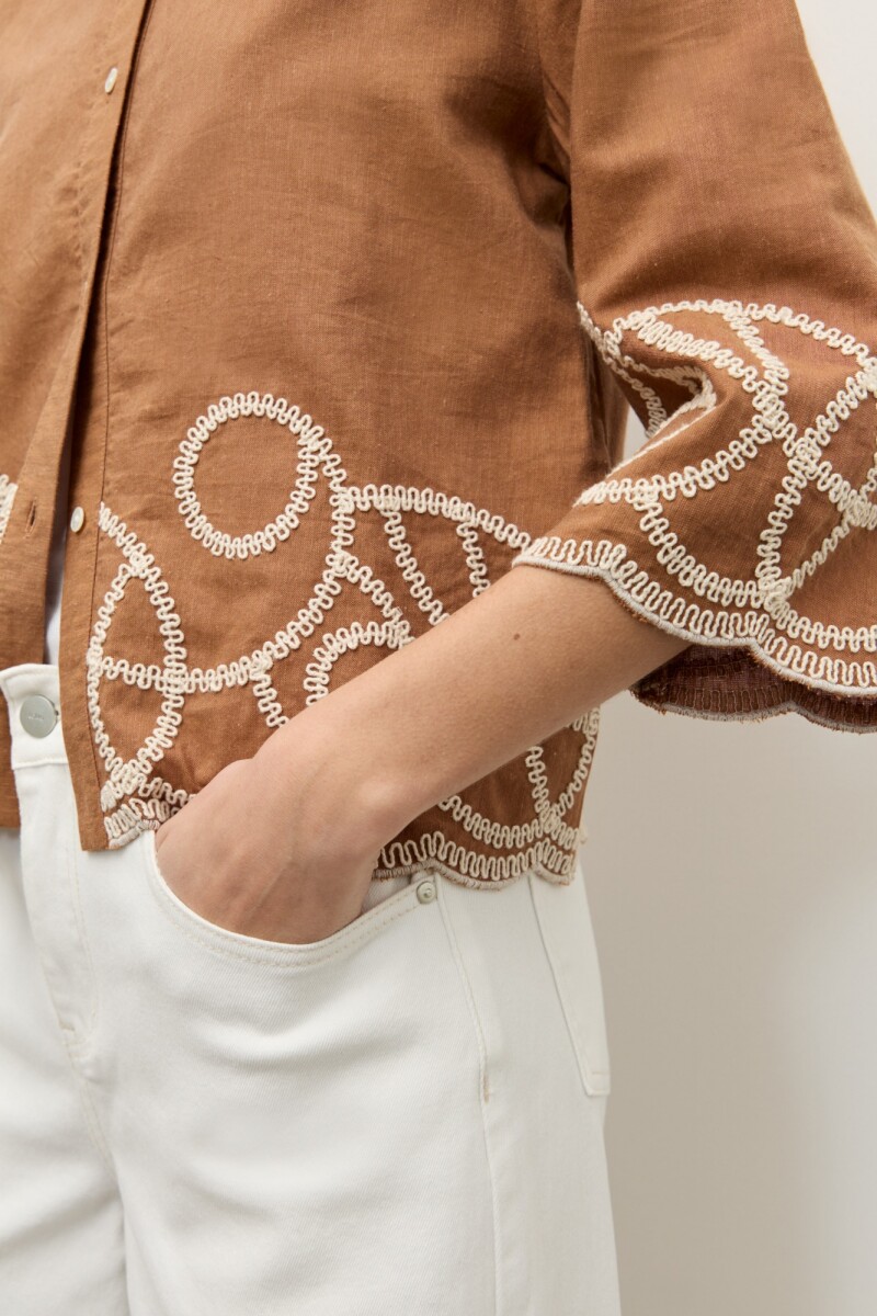 Camisa bordado en contraste camel