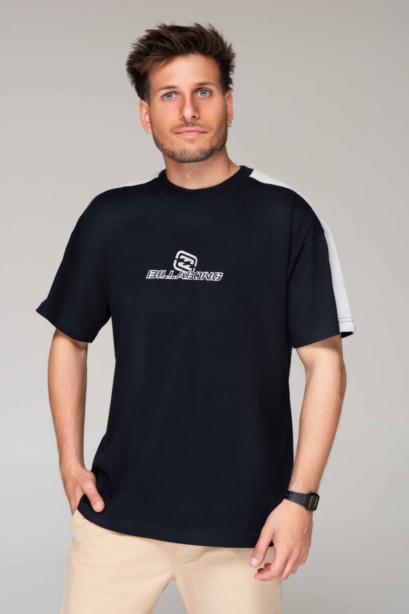 REMERA SPEC 73 ICONIC SS Black J-negro