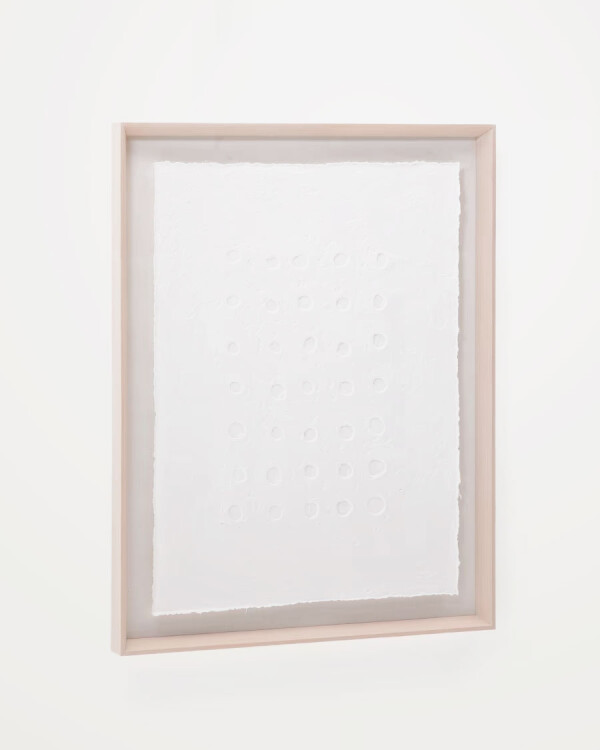 Cuadro abstracto Olvin de papel reciclado blanco con relieves hechos a mano 94 x 74 cm