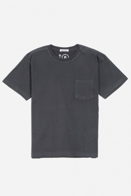 Remera con bolsillo GRIS OSCURO