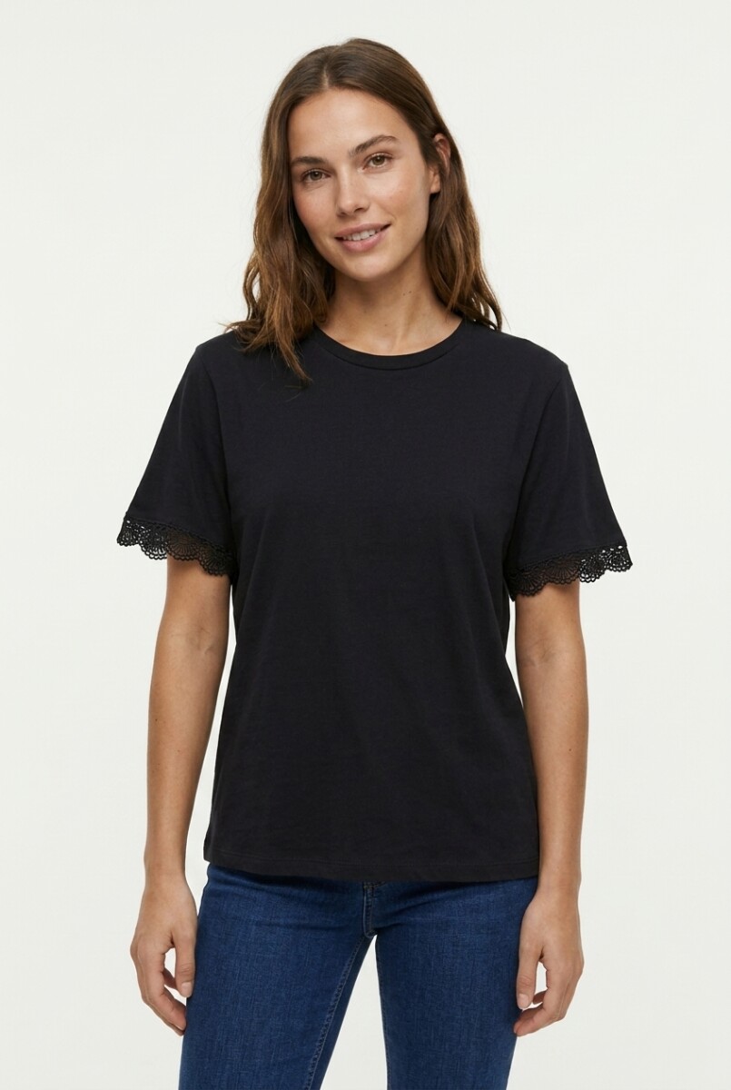 Remera m/c con puntilla en manga - Negro 