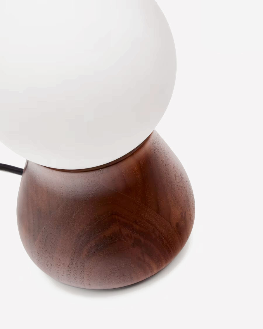 Lámpara de mesa Okeni de madera de nogal y cristal