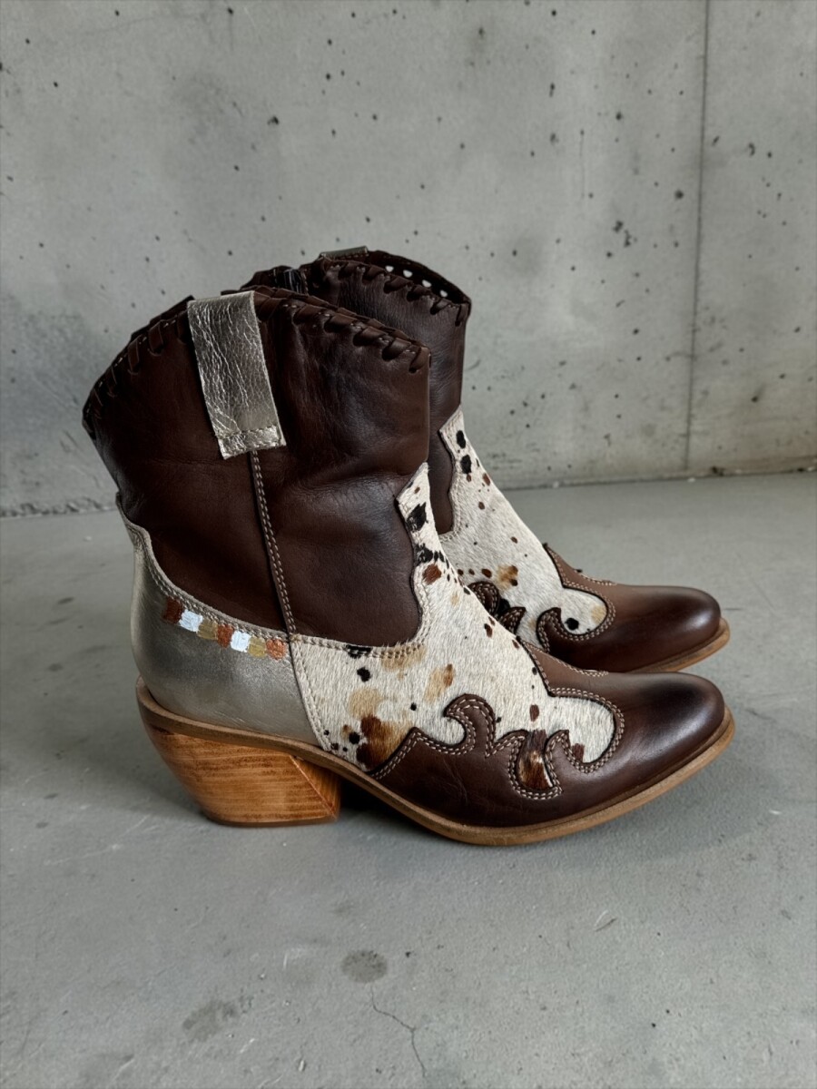 Bota Joaquina Chocolate Con Print Y Arte 