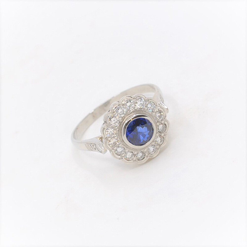 Anillo En Platino, Zafiro Redondo Y Brillantes Anillo En Platino, Zafiro Redondo Y Brillantes