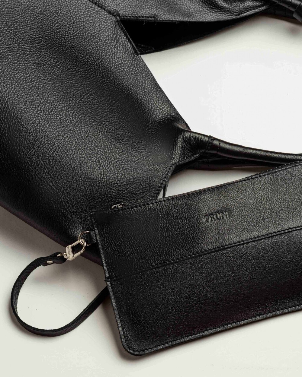 Bolso Loto En Cuero Liso Satinado Negro