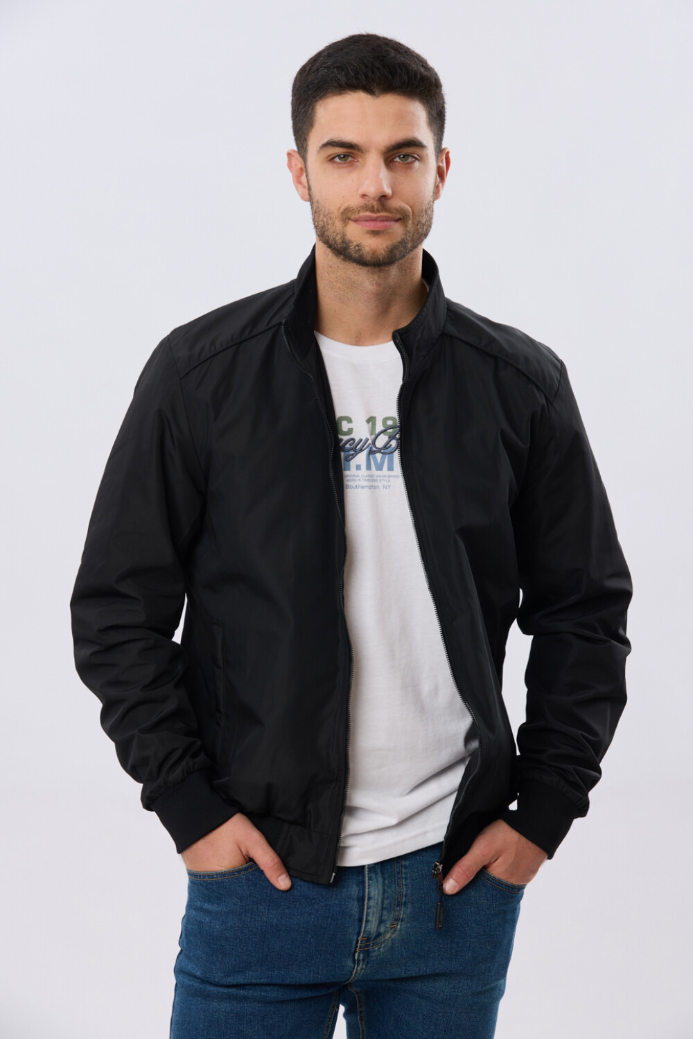 CAMPERA LIVIANA DE NYLON Negro