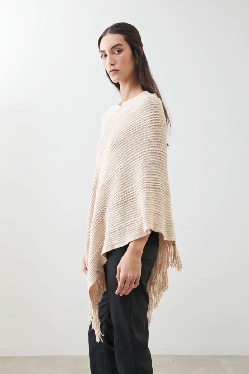 Capa tejida con estructuras y flecos beige